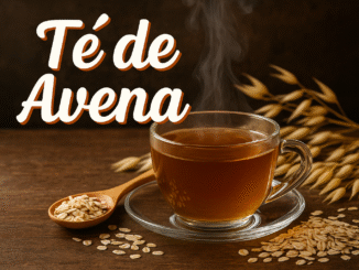 Taza de té de avena humeante sobre mesa de madera, con copos y espigas al fondo y texto “Té de Avena”