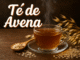 Taza de té de avena humeante sobre mesa de madera, con copos y espigas al fondo y texto “Té de Avena”