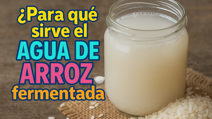 Vaso de vidrio con agua de arroz fermentada sobre mesa de madera y arroz crudo, con texto: “¿Para qué sirve el agua de arroz fermentada?”
