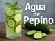 Vaso con agua de pepino, rodajas frescas y hojas de menta sobre mesa de madera, con texto “Agua de Pepino”, ideal para contenido de hidratación y salud