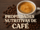 ChatGPT said: Taza de café con espuma rodeada de granos sobre fondo de madera oscura, acompañada del texto “Propiedades nutritivas de café”, ideal para post de bienestar