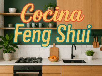 Cocina moderna con plantas, utensilios de madera y frutero, decorada según principios Feng Shui; texto visible: “Cocina Feng Shui”