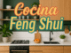 Cocina moderna con plantas, utensilios de madera y frutero, decorada según principios Feng Shui; texto visible: “Cocina Feng Shui”