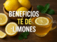 Taza de té con rodaja de limón, limones frescos y hojas de menta sobre mesa de madera, con texto “Beneficios té de limones”, ideal para post de salud
