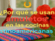 Chile rojo colgante y flor de hibisco sobre mantel artesanal, símbolos y amuletos usados en cocinas latinoamericanas para protección y buena suerte