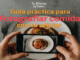 Manos tomando foto de plato gourmet con celular, guía práctica de fotografía de comida para mejorar imágenes gastronómicas en tu blog o redes