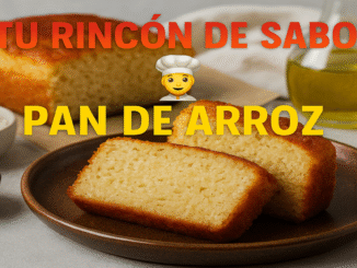 Pan de arroz casero recién horneado, cortado en rebanadas sobre plato marrón, acompañado de arroz, especias y aceite de oliva en fondo rústico.