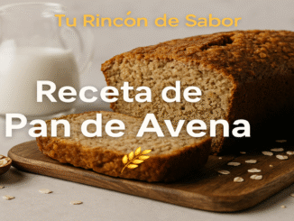 Pan de avena casero recién horneado sobre tabla de madera, con rebanada cortada y copos de avena en la corteza