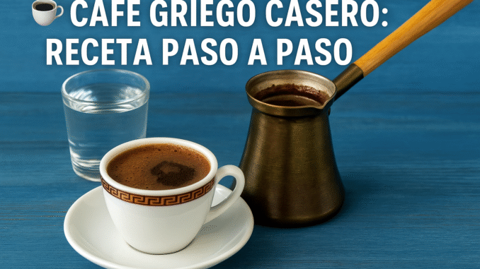 Taza de café griego casero con espuma espesa, servida junto a un briki tradicional sobre una mesa azul. Texto en la imagen: “☕ Café griego casero: receta paso a paso”