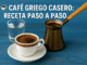 Taza de café griego casero con espuma espesa, servida junto a un briki tradicional sobre una mesa azul. Texto en la imagen: “☕ Café griego casero: receta paso a paso”