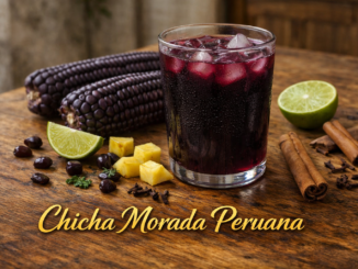 Vaso de chicha morada peruana con hielo, maíz morado, canela, piña y limón sobre mesa rústica con texto dorado.